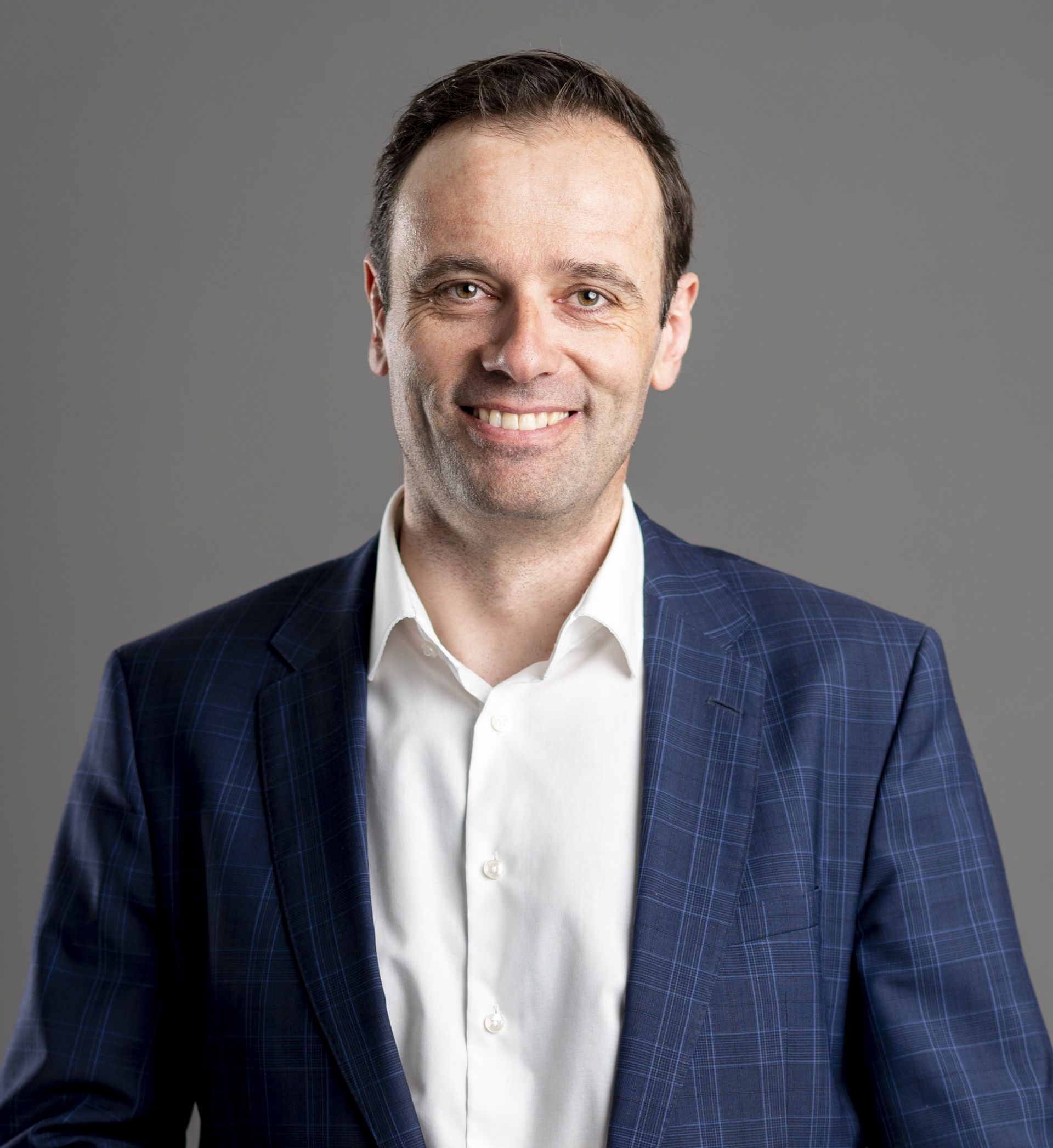 Ein Mann in einem Anzug, der als Teil der CANCOM Austria Presseinfos dargestellt wird.