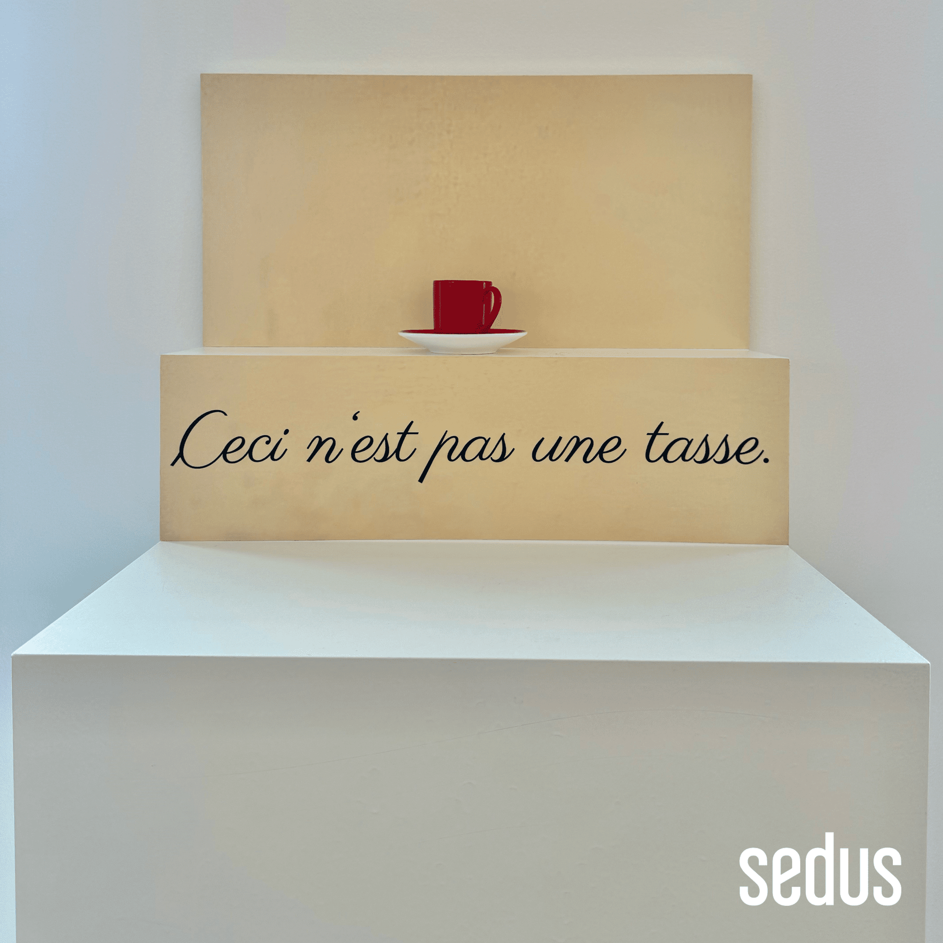 Ein roter Becher auf einer weißen Oberfläche, symbolisch für kreative Pausen auf dem CANCOM smART Walk.