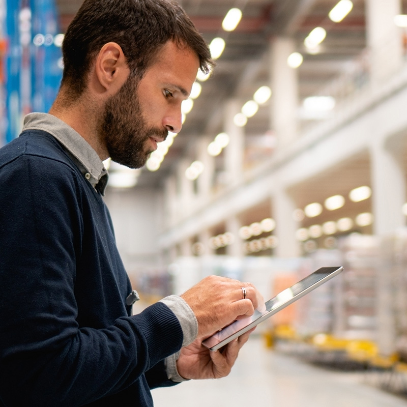 Mann nutzt ein Tablet zur Planung in einem Büro.